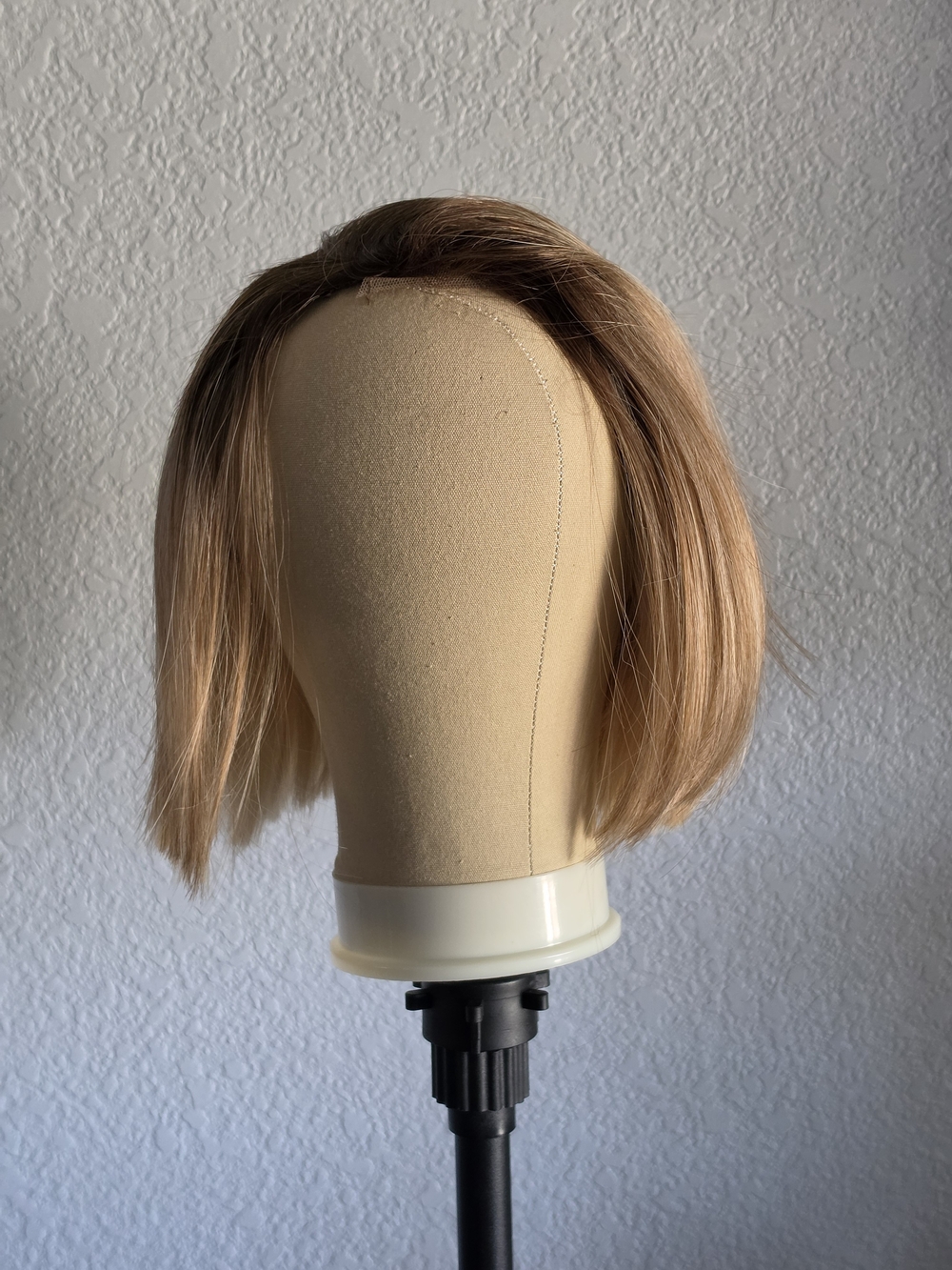 Short Bob Wig in Light Brown Blonde Blend - Natural Look